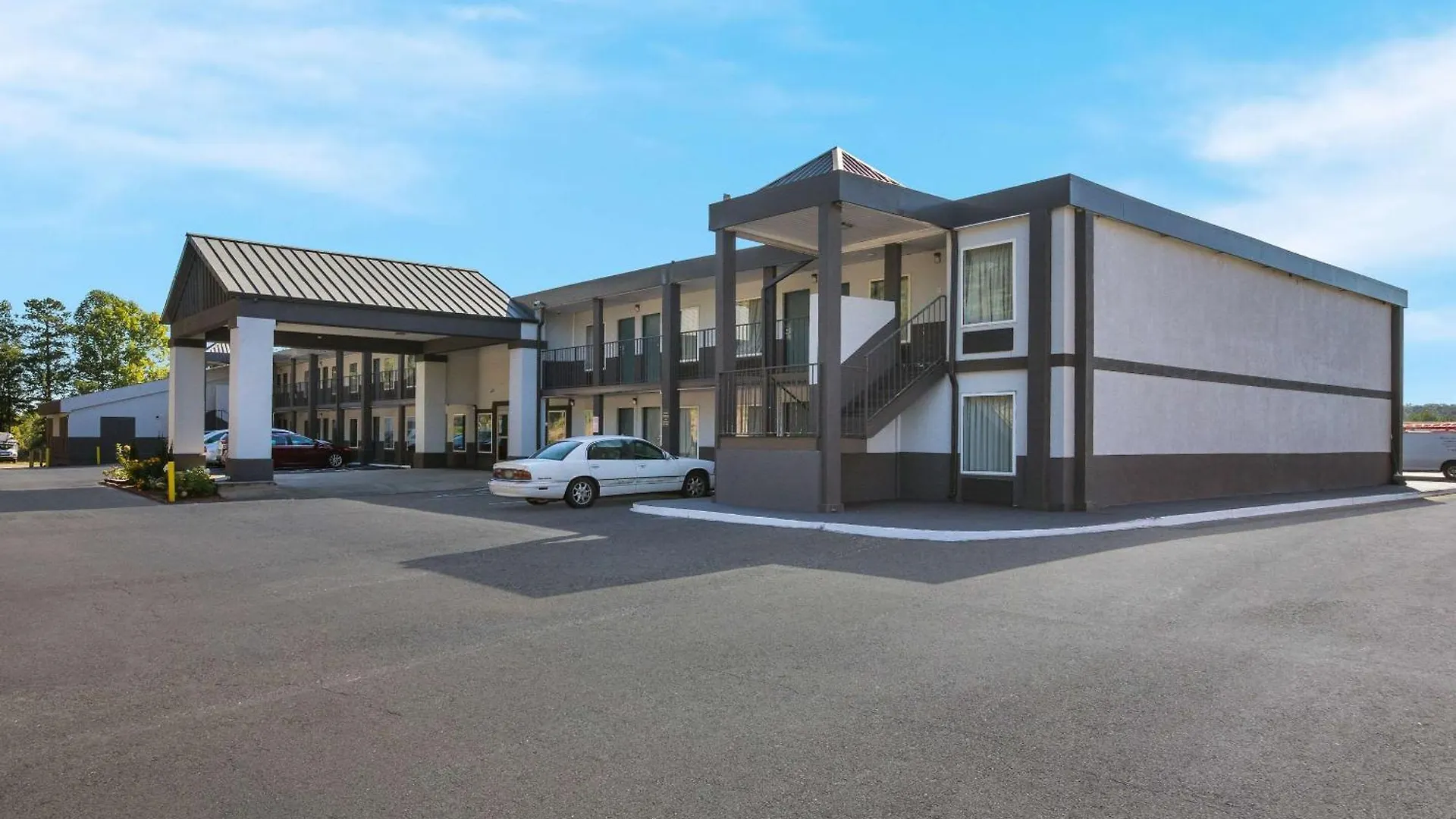 Where to Stay Near Tanger Outlets Commerce: 5 Budget Hotels